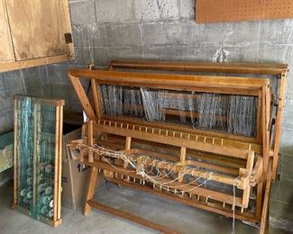 ANTIQUE WORKING LOOM WITH ACCESSORIES