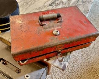 SNAP ON TOOL BOX W/SOME TOOLS
