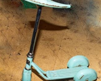 D80 0371 Crop Vintage Scooter