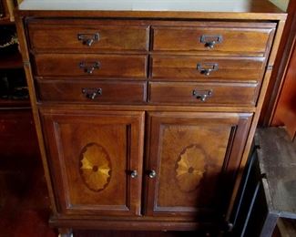 Really nice desk. Top folds open. I repeat this house has nice furniture.