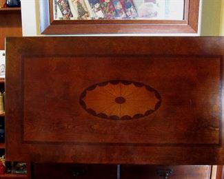 Top Really nice desk. Top folds open. I repeat this house has nice furniture.