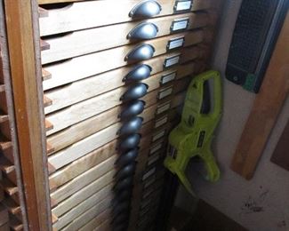 90 full trays of lead type available