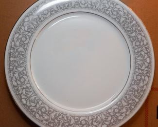 Noritake Naples porcelain dinnerware, service for 12