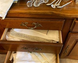 Lr049 Table Linens and More