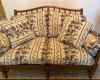 Lr097 Wood Base Love Seat with Removable Cushions