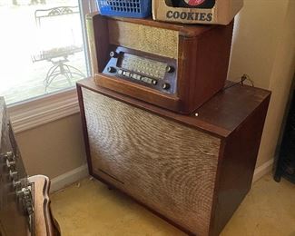 Vintage Radio and RCA Victor Amp