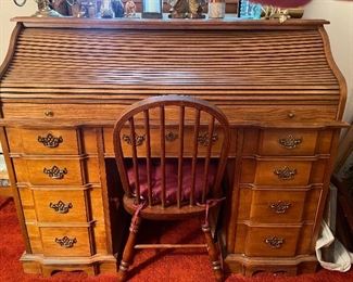 Gorgeous roll top desk with many drawers.