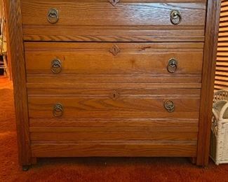 Oak dresser with 3 drawers.