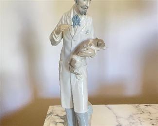 LLadro Veterinarian Figurine #4825 made in Spain. 13”. Mint Condition, no chips cracks or crazing