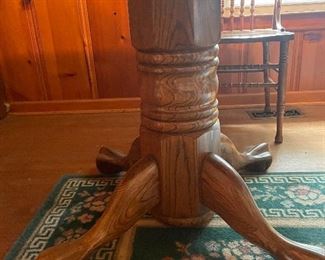 Oak kitchen pedestal table with leaf and 6 chairs 