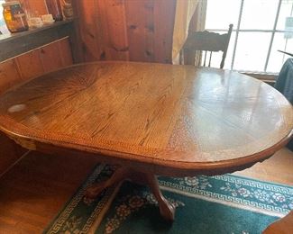 Oak kitchen pedestal table with leaf and 6 chairs 