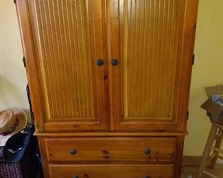 Armoire cabinet $150