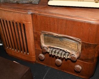 Vintage Wood Airwave Tube Radio with built-in speaker