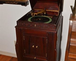 Victor Victrola turntable console with many records included