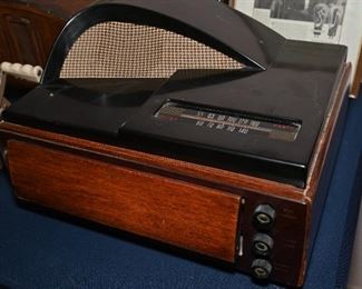Philco radio with hidden turntable