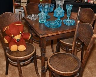 Set of 4 vintage Thonet wood chairs  and a square quarter sewn oak pull out table