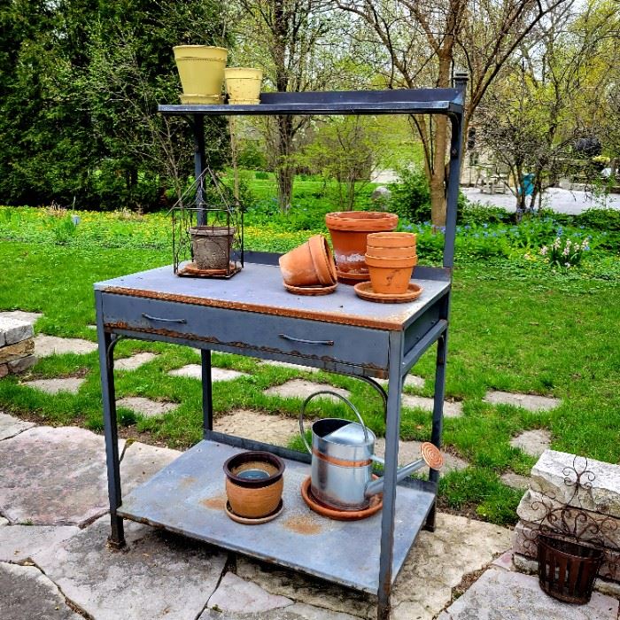 Industrial potting bench,  Pots