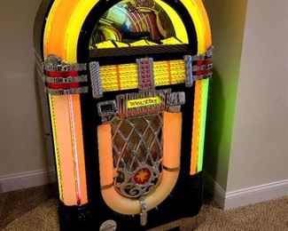 Wurlitzer, Jukebox, plays CD's, turns on, has an issue with grabbing the CD's