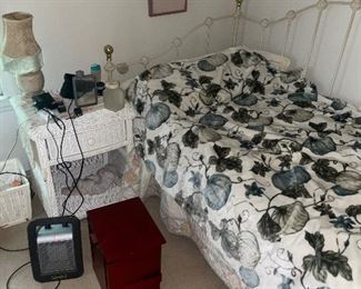 Daybed with metal frame and white wicker and table