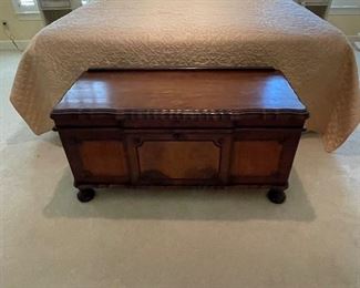 Roos cedar lined chest