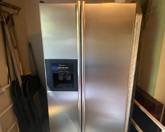 KITCHEN AID STAINLESS REFRIGERATOR 25.1 CU FT 35.5 WIDE