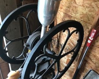 Double wheel coffee grinder