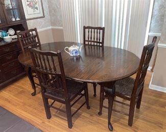 Pennsylvania House Dining Table w/2 Leafs & 4 Chairs & Buffet!