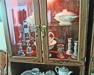 Lit cabinet with ceramics