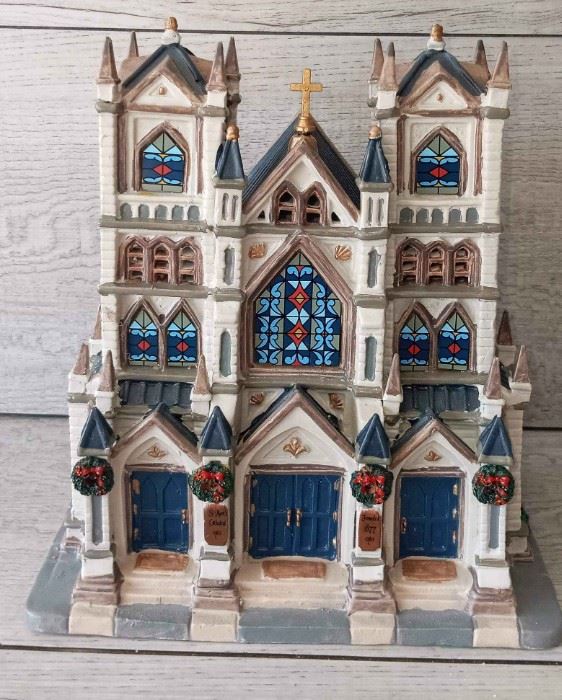 01 Retired Lemax Coventry Cove St. Marks Cathedral Lighted Christmas Village
