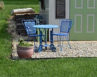Outdoor Round Bistro Table and 2 Chair Set