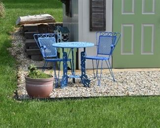 Outdoor Round Bistro Table and 2 Chair Set