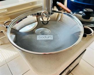 Very nice and barely used Bodum cast iron wok/skillet