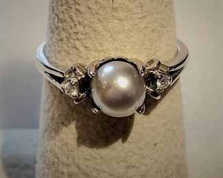 14k Pearl & Diamonds Ring