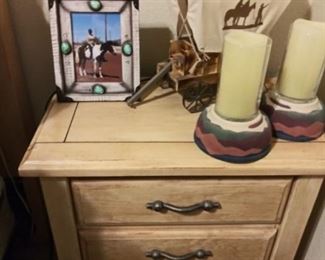 GREAT SIDE NIGHT STAND ! 