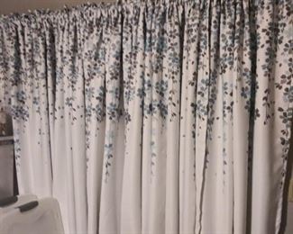 PRETTY CURTAINS ! 
