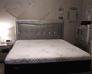 MATTRESS SOOO COMFY ! BED FRAME LIGHTS UP ! DIFFERENT SETTINGS ! 