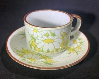 Adorable vintage daisy mug/bowl and saucer