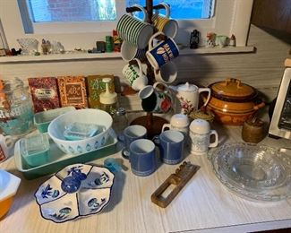 Kitchen 
Pyrex, vintage kitchen items, mugs