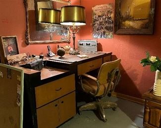 vintage desk with chair, vintage lamp, vintage mirror