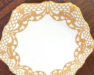Gold/white serving plate