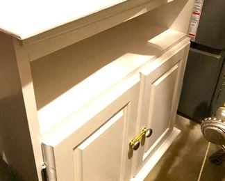 White chest w/swivel top