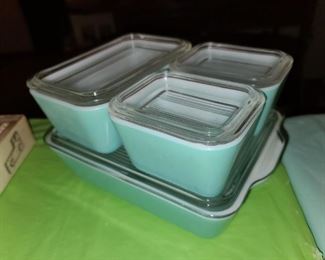 BEAUTIFUL Pyrex 4 Piece Fridge Canister Set W/ Lids