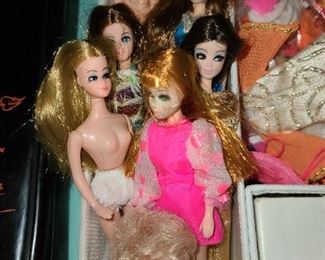 Vintage Barbie Case W/ Mini Dolls & Clothing
