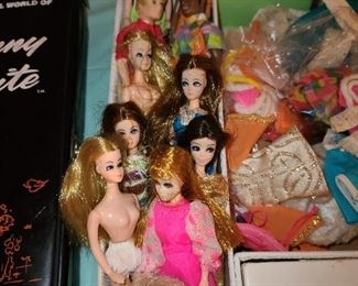 Vintage Barbie Case W/ Mini Dolls & Clothing