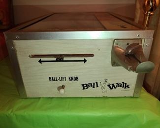 AMAZING VINTAGE BALL WALK TABLETOP COIN-OP ARCADE MACHINE IN PERFECT, WORKING CONDITION! NO ISSUES OR DAMAGE! (MANUFACTURED BY COINTRONICS - MOUNTAIN VIEW, CA)