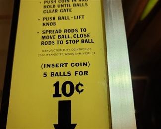 AMAZING VINTAGE BALL WALK TABLETOP COIN-OP ARCADE MACHINE IN PERFECT, WORKING CONDITION! NO ISSUES OR DAMAGE! (MANUFACTURED BY COINTRONICS - MOUNTAIN VIEW, CA)