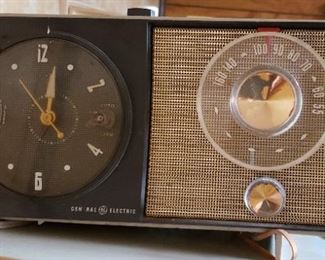 Vintage GE General Electric Clock Am/FM Radio Works