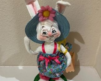 Annalee 8" Standing Easter Bunny Rabbit Big Daisy Hat Doll