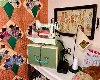 Vintage white Singer Featherweight 221K sewing machine!