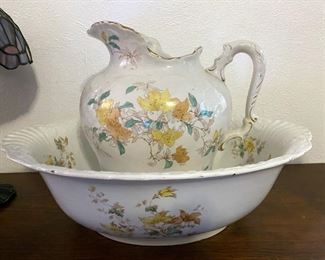 Antique Bisto England pitcher with wash basin (Small chips on basin)
